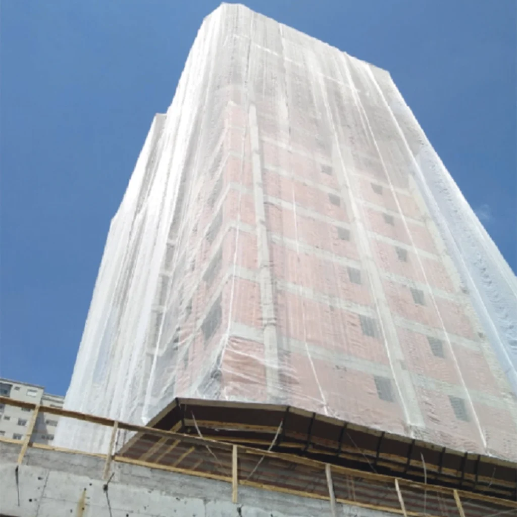 Categoria Tela de Fachada — edifício em construção envolto por tela de proteção AMM