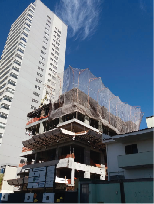 Sistema SLQA AMM instalado em edifício em construção, proteção contra queda em altura