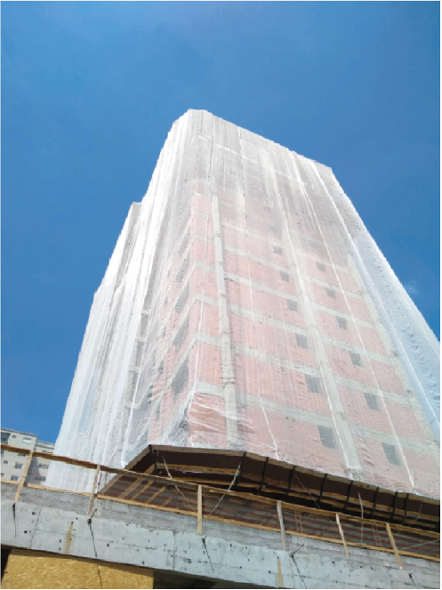 Tela de fachada AMM envolvendo edifício em construção de grande altura