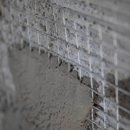 Tela AMM Fachada Forte embutida na argamassa de fachada, prevenção de fissuras